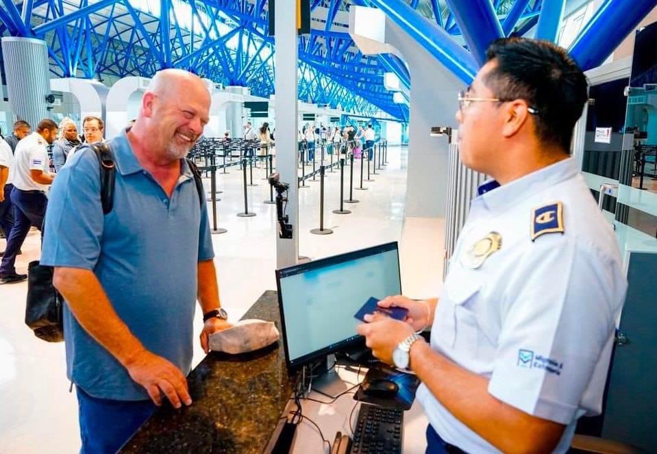 SalvadoranPride's tweet photo. Rick Harrison of the TV show "Pawn Stars" has just arrived in El Salvador. 🇸🇻 https://t.co/VdVOV0A51v
