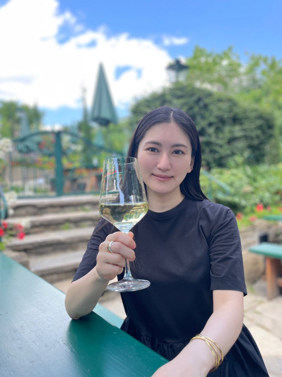 ayakotanaka223's tweet photo. 7月7日はウィーンに住み始めた日で、私にとってはピアノをやめて本格的に歌手人生が始まった誕生日のような思い入れのある日でして、そんなお祝いの日も今年で21回目、ウィーンにすんで21年になりました。無事に生きて来れたことに感謝です。いつもありがとうございます。ウィーンのホイリゲで🍷 https://t.co/EHQAKcdYVT