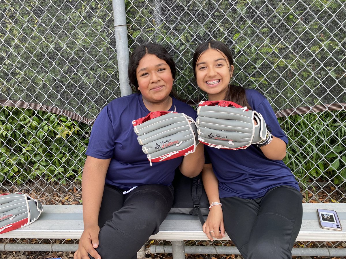 Baseball and softball teams at Warner Middle School enjoying a memorable season back in May!
#angelsrbi #mlbrbi #playball