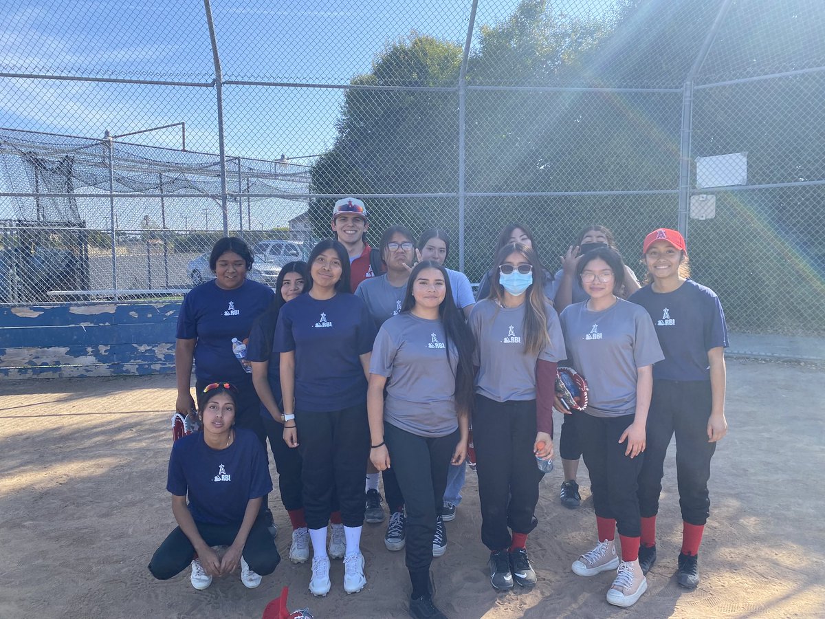 AngelsRBI's tweet photo. Baseball and softball teams at Warner Middle School enjoying a memorable season back in May!
#angelsrbi #mlbrbi #playball https://t.co/Wg7aKk5v7X