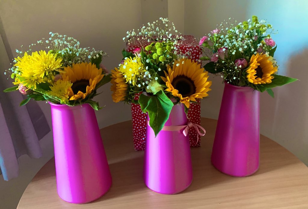 Some of our lovely vases that the ladies made in flower arranging yesterday 🌻
<a href="/LeighaRigby/">Leigha Rigby</a> <a href="/DrGeorgiaKonsta/">Georgia Konstantinou</a> @TheStuGraves <a href="/LeighaRigby/">Leigha Rigby</a> <a href="/lealeamarie6/">•Leanne•</a> @JR_MerseyCare <a href="/AbigailYates14/">Abigail Yates</a>