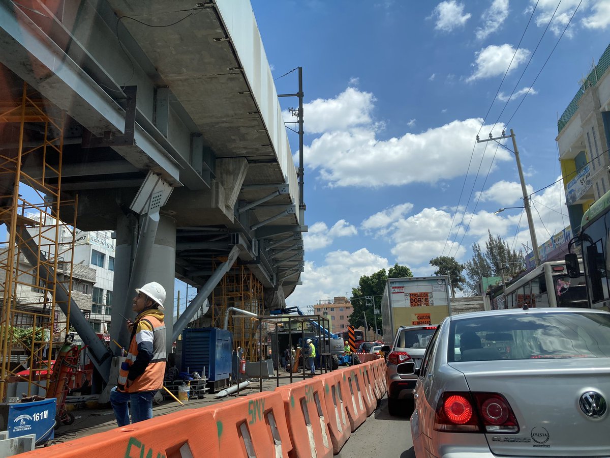 MiguelTorresV7's tweet photo. Y seguimos atorados , no se puede pasar y así como quieren que existan ventas parando el trafico en verdad somos @todaslasvocesac  #SoyOtraVictimaMasDeLaLinea12 https://t.co/F4KbJlukWg