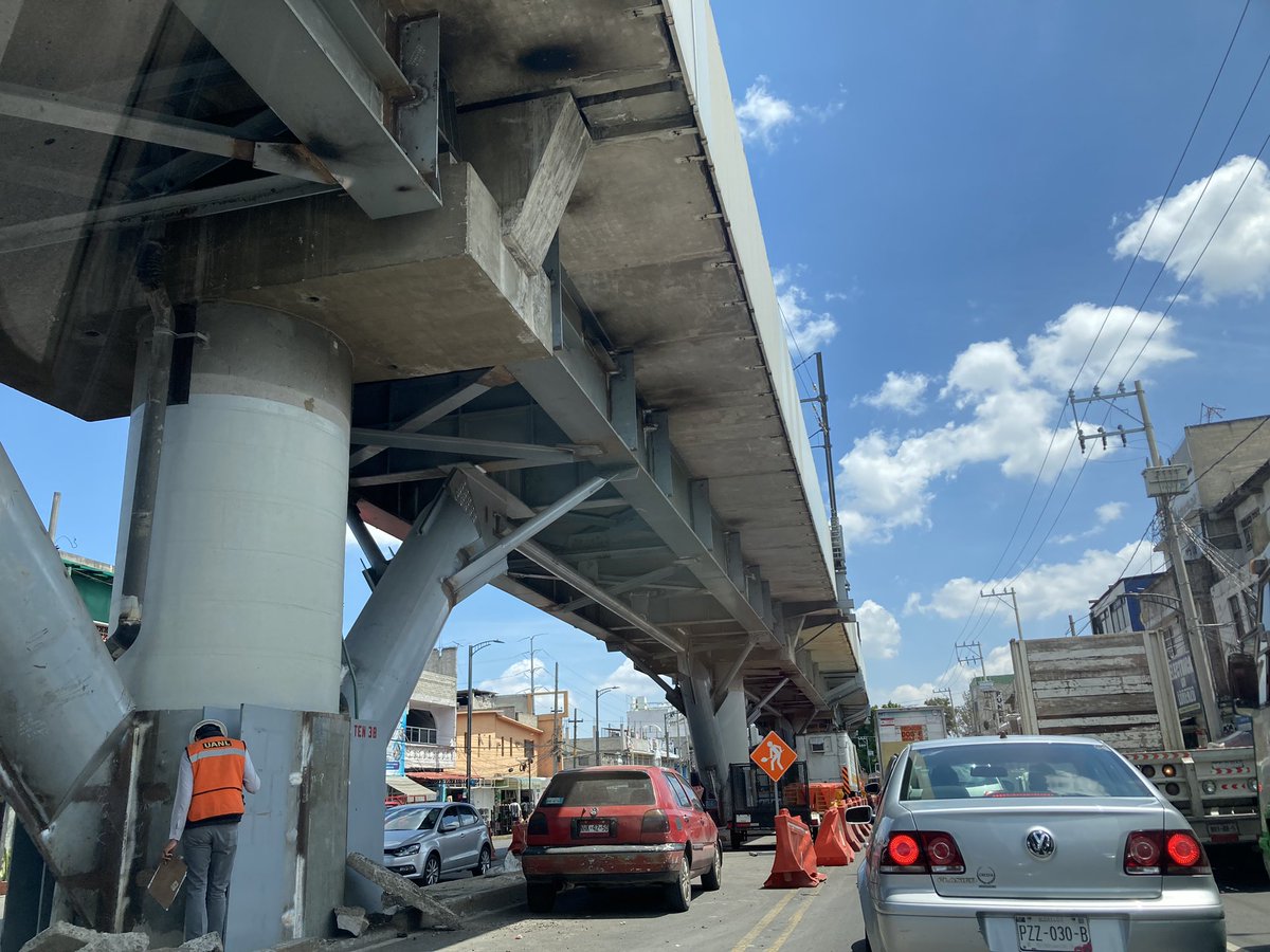 MiguelTorresV7's tweet photo. Y seguimos atorados , no se puede pasar y así como quieren que existan ventas parando el trafico en verdad somos @todaslasvocesac  #SoyOtraVictimaMasDeLaLinea12 https://t.co/F4KbJlukWg