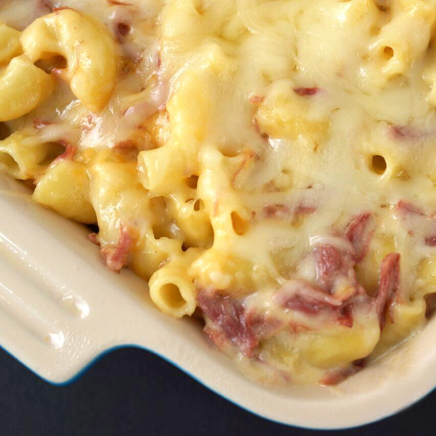 What do melted cheddar, swiss, and Gruyere have in common? 🤔🧀 They all taste amazing in our #3cheese corned beef Mac &amp; Cheese!
Recipe: ow.ly/BgP550P6IRy

#cornedbeef #macandcheese #comfortfood #familymeals #grobbels