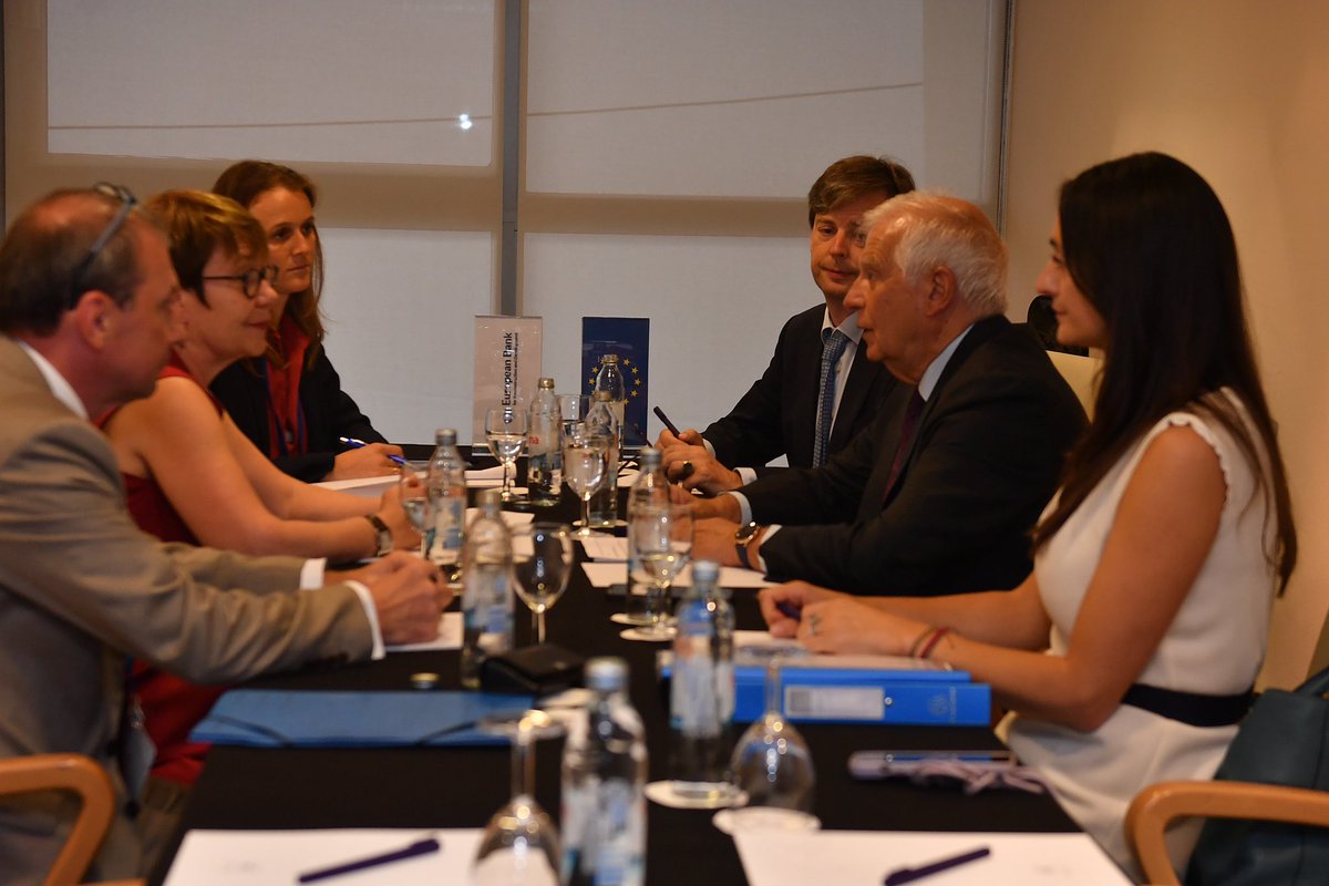 EK_Hrvatska's tweet photo. 📍#GradDubrovnik 7️⃣. - 8️⃣.7️⃣. 2️⃣0️⃣2️⃣3️⃣. @DubrovnikForum
📷 Visoki predstavnik @eu_eeas @JosepBorrellF na sastanku s @OdileRenaud, predsjednicom @EBRD.
📷 S @dubravkasuica PP @EU_Commission
📷 Trenutak za pamćenje #JedanJeDubrovnik https://t.co/PDn7NKY4zC