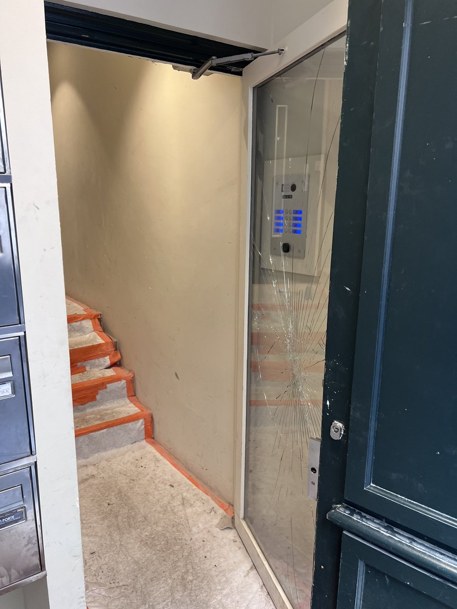 mckinnies's tweet photo. @Airbnb ..until the last “manager” just decided to process refund he wanted and close the case? https://t.co/G7LHTauJ0t
