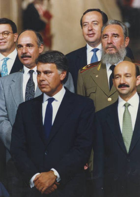 En la Cumbre Iberoamericana d 1992 reinaba la euforia neoliberal x el derrumbe d la URSS y del socialismo europeo. Fidel habló proféticamente del ensanchamiento d la brecha e/ricos y pobres, d la oleada migratoria d Sur a Norte, d un mundo ingobernable. #FidelPorSiempre