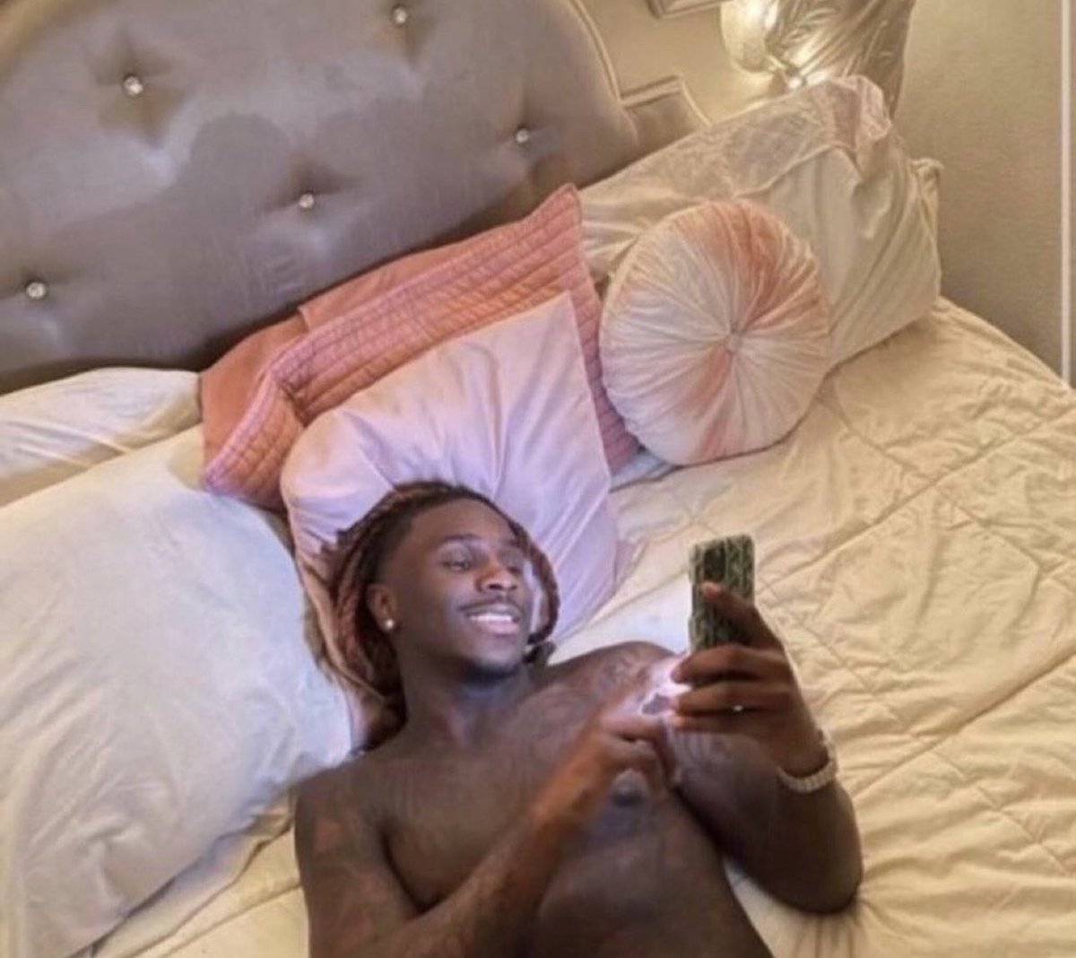 me in my room tweeting about random shi