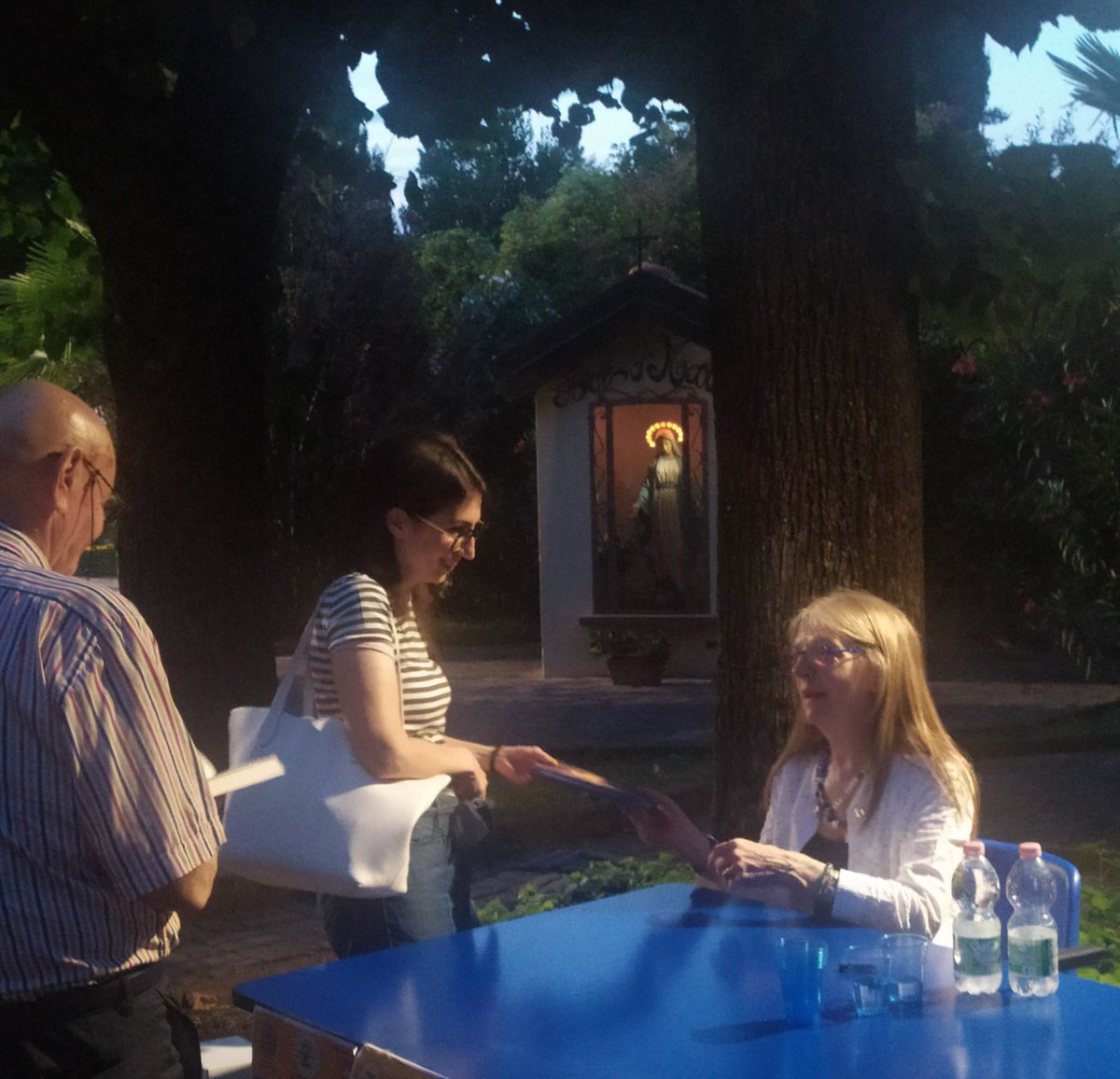 piusolbiate's tweet photo. Solbiate Olona, #giardinodegliartisti @MariapiaVeladiano presenta 'Quel che ci tiene vivi'!
@guanda_editore
.
.
.
#quelchecitienevivi #guanda #mariapiaveladiano #libri #leggere #reading #books #festivaldellibro #famiglia #intervista #solbiateolona #amazing #autriciitaliane https://t.co/0DPhrIGSDi