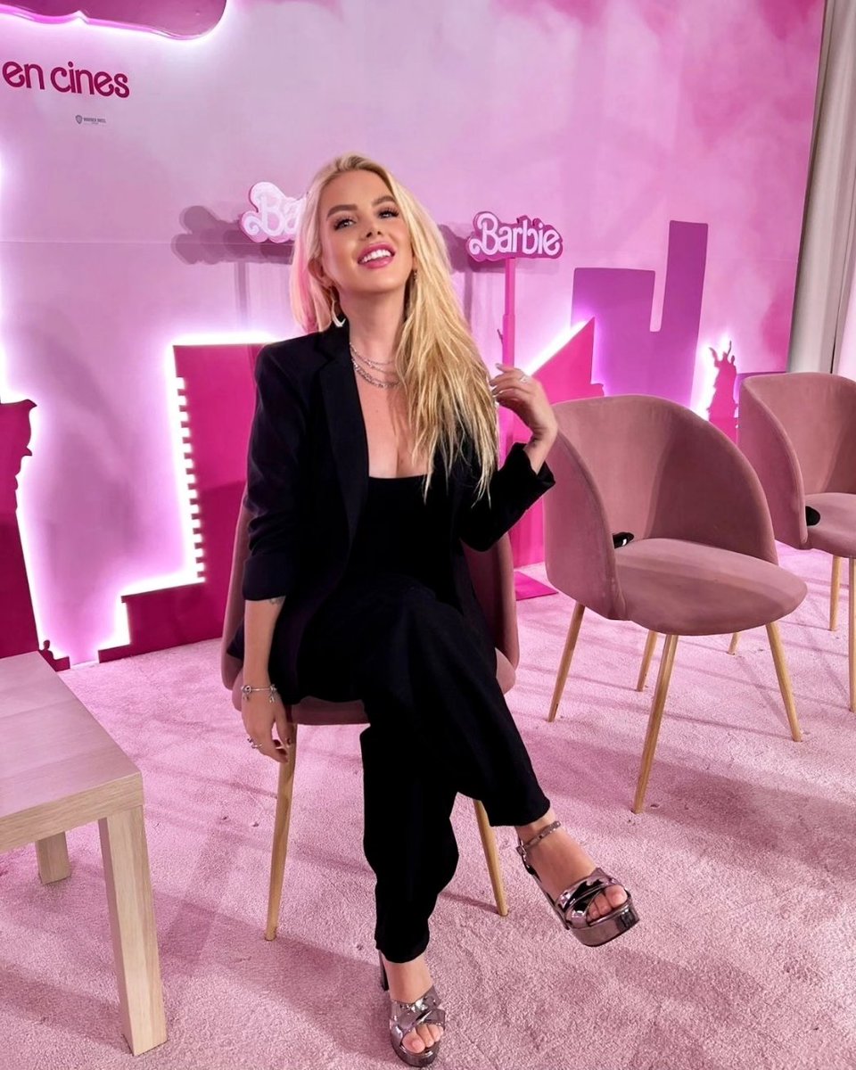 FuzzOficial's tweet photo. 🩷💕 Llegó Barbie a México y mi niña interior está muy emocionada. La peli es una mezcla perfecta entre tontera, acidez, magia y astucia que la verdad, nadie debería perderse💕🩷 #barbie #barbiedoll #barbiethemovie #skipper #skipperdoll #barbiemexico https://t.co/BQf7ukv4z4