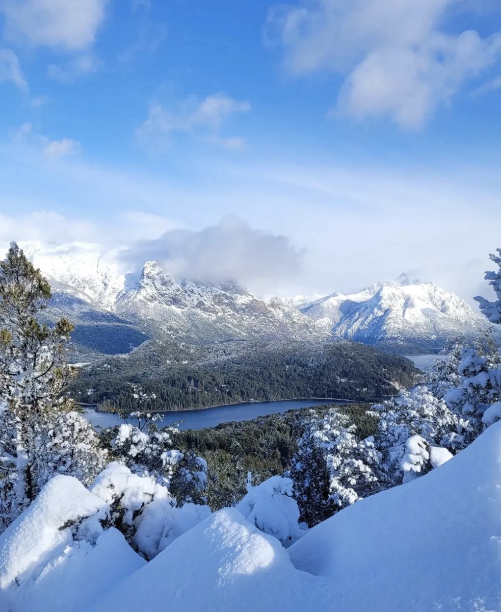 powderhounds1's tweet photo. Look at all this lovely fresh snow in Bariloche in Patagonia!! Powderquest has 1 last spot on the Aug 3 Argentina All Mountain tour.  If you book via Powderhounds you'll get an exclusive discount of US$200 bringing it to $3799 US. https://t.co/gbokciaLsw PC: @BarilocheTop https://t.co/64zUYdrbzC