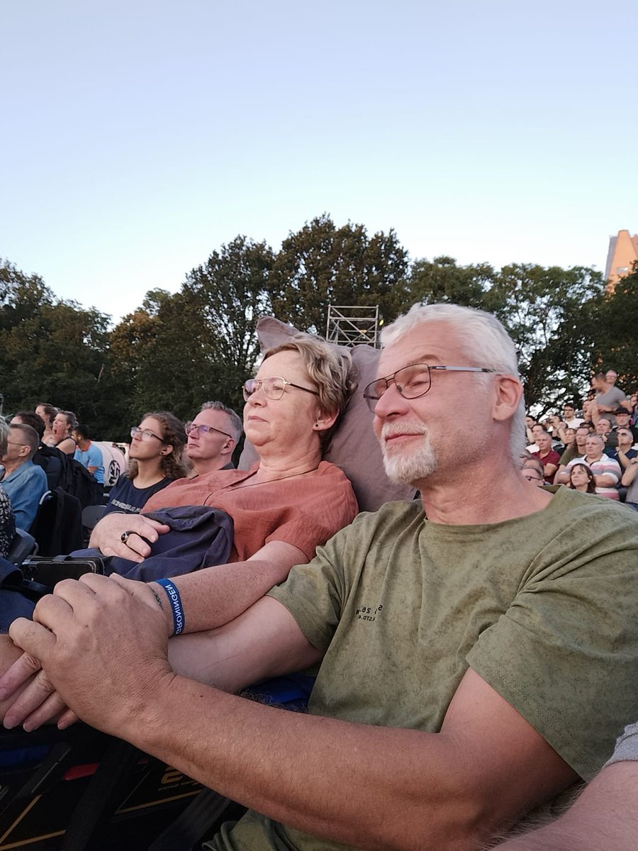 wensambulancenn's tweet photo. Gea(58) uit #drachten is vanavond toch aanwezig bij het concert van Rammstein in #groningen. Vergezeld door haar partner Jan en hun zoon. Martijn en René verzorgen deze wens. Greenhouse Talent NL Jara de Gans bedankt voor jullie medewerking, top! https://t.co/nkgt8oRYNw