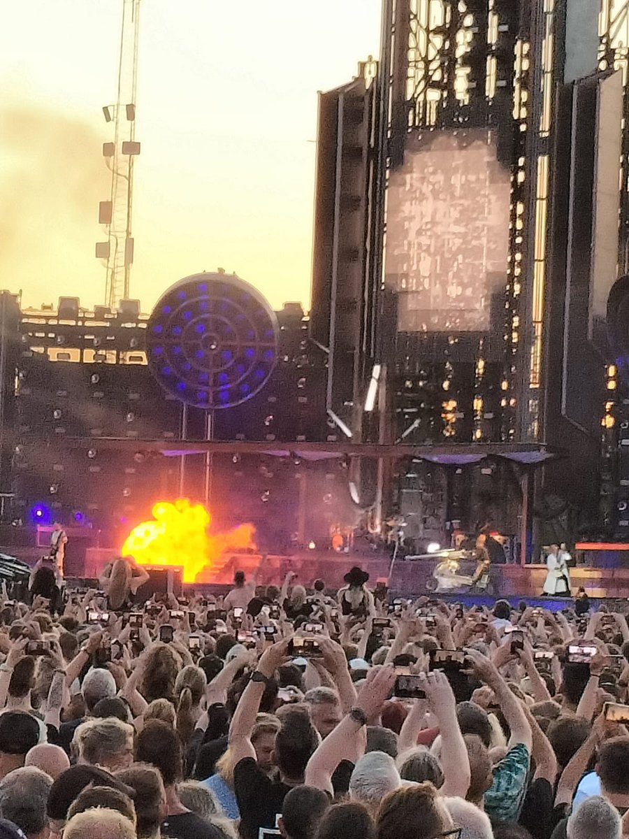 wensambulancenn's tweet photo. Gea(58) uit #drachten is vanavond toch aanwezig bij het concert van Rammstein in #groningen. Vergezeld door haar partner Jan en hun zoon. Martijn en René verzorgen deze wens. Greenhouse Talent NL Jara de Gans bedankt voor jullie medewerking, top! https://t.co/nkgt8oRYNw
