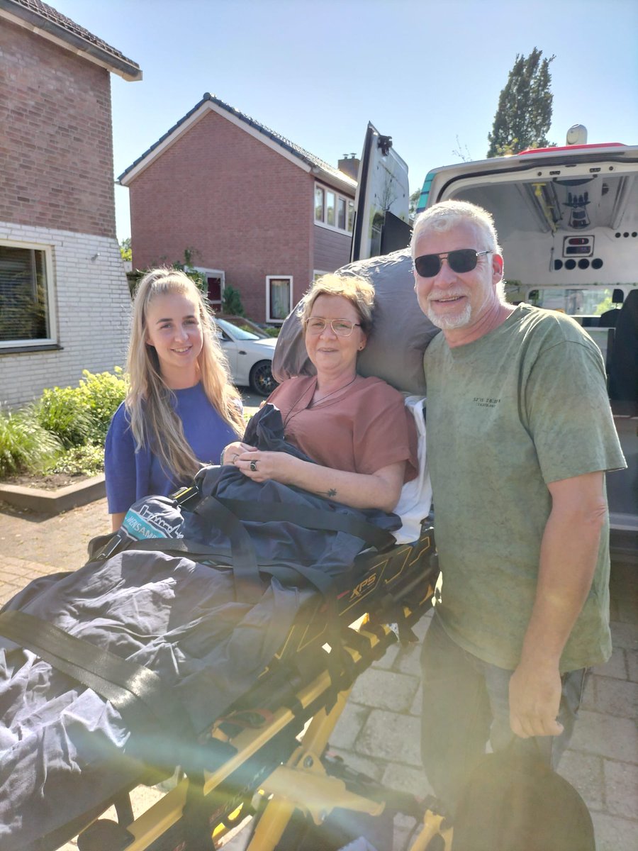 wensambulancenn's tweet photo. Gea(58) uit #drachten is vanavond toch aanwezig bij het concert van Rammstein in #groningen. Vergezeld door haar partner Jan en hun zoon. Martijn en René verzorgen deze wens. Greenhouse Talent NL Jara de Gans bedankt voor jullie medewerking, top! https://t.co/nkgt8oRYNw
