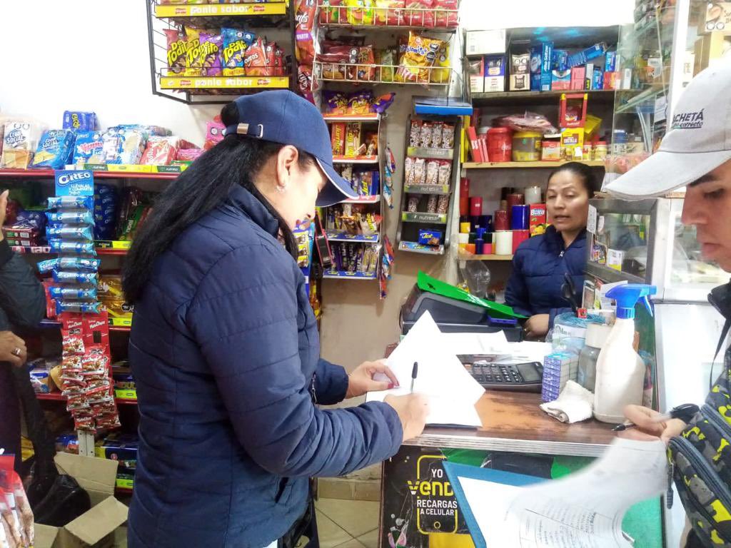 AlcdGuacheta's tweet photo. #FuentesDeVida Sabías qué: Una botella o una bolsa Plástica tarde hasta 500 años en degradarse ??
Desde la unidad de servicios públicos con el equipo de #EcoCultura estamos realizando una campaña de concientizacion en establecimientos comerciales. https://t.co/mxtzbYhMdJ