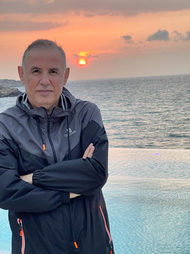 cevatturan's tweet photo. ''Ay bizim olmalı
Bir elimizde ayrılık birin de sancı
Bilmeliyiz ki bakışlarımızda karanlık
Sokakların tarihi yeniden yazılmalı

Ay bizim olmalı
Tükenmiş onurun krallığı çoktan
Taş üstünde güneş lekesi
Şaraba ve aşka yeniden doğmalı
...''
#cevatturan #şair #geceyebirşiirbırak https://t.co/uGtUymjboz