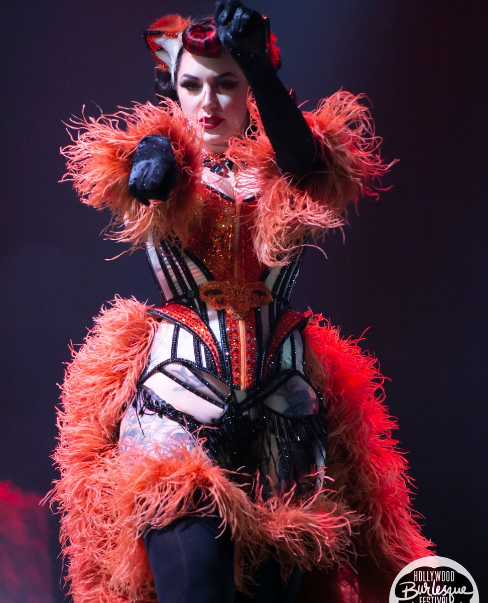 This bad babe give new meaning to the word foxy! This vibrant vixen had us on the hunt for more, more, more!

#MissHollywood #hbqfest #hbqfest2023  #classicBurlesque #burlesquecompetition #foxylady
*
📷️ By @screenland_arts