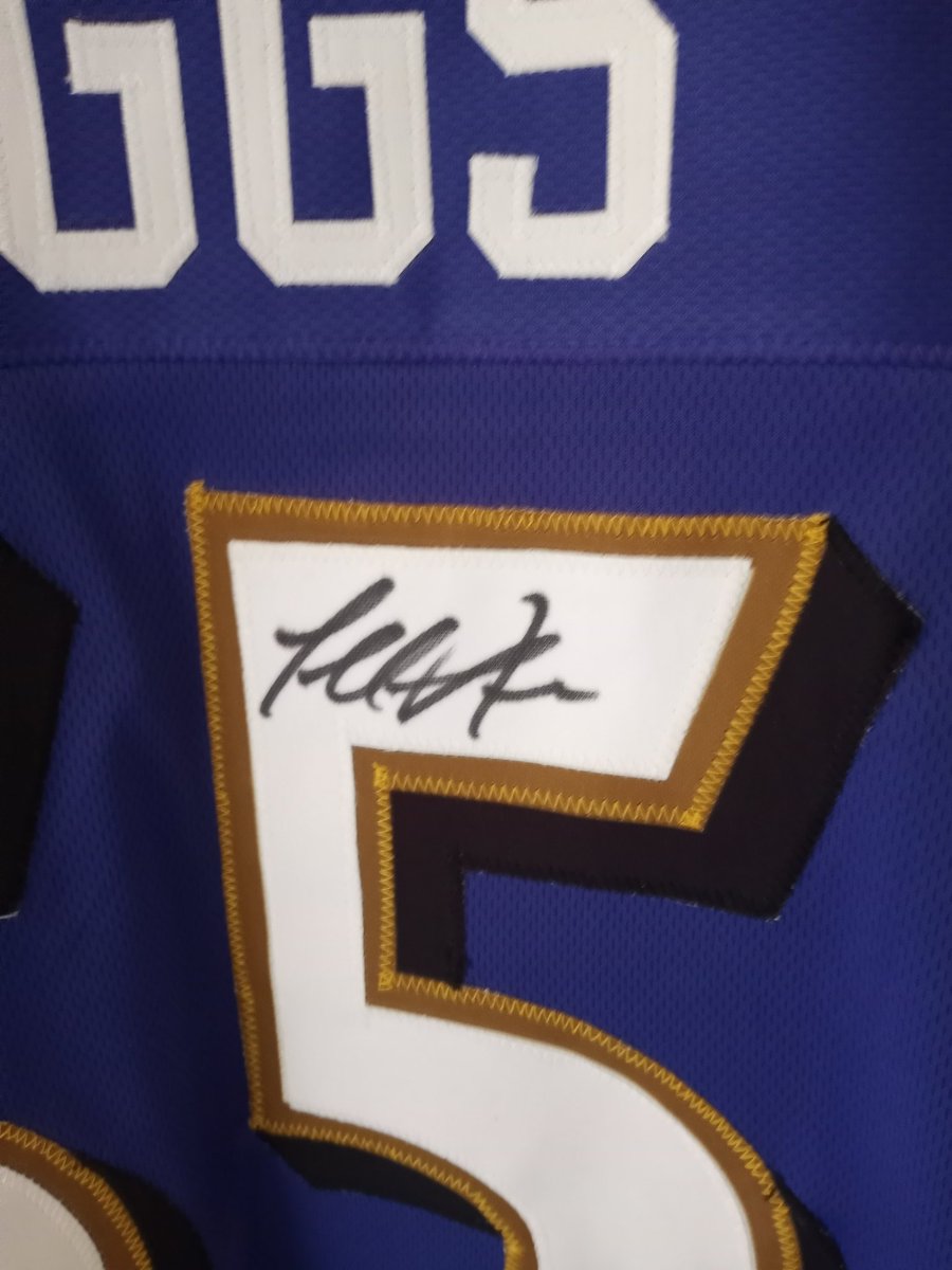WheezyMcNubbins's tweet photo. Hey guys. Need help. Someone buy this Terrell Suggs signed jersey of me. Needing to get meds I didn't know I needed. Help a brotha out.
#Ravens #RavensFlock #Suggs #TSizzle #autograph https://t.co/krIgzEufQf