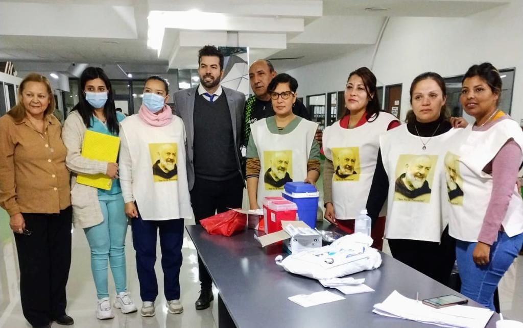 impactorioja's tweet photo. EXITOSA JORNADA DE VACUNACIÓN EN AJALAR

Este viernes se realizó en las instalaciones de la Administración de Juegos De Azar la Jornada de Vacunación, donde empleados, agencieros y público en general, pudo concretar su calendario de vacunación. Esta actividad, se realizó de forma coordinada con el Centro de Salud San Pío II.

En este contexto Julio Mercado coordinador General de Juegos, expresó que por disposición del administrador y la colaboración del Centro de Salud San Pío, se llevó adelante esta jornada de vacunación. 

"Además de brindar este servicio a nuestro empleados que pudieron completar sus carnet de vacunación, como así también sus vacunas contra el covid, de este servicio pudieron hacer uso todas aquellas personas que se acercaron por nuestra institución, como los agencieros o los colegios cercanos", resaltó. 

Por su parte el Sub admin @GeraLegLeon, destacó que desde @AjalarOk hay un gran compromiso social, para trabajar de forma conjunta con el Ministerio de Salud, colaborando en las campañas de vacunación.

 "Sumamos nuestro granito de arena, comenzando por nuestra casa e invitando a 
todas y todos a sumarse, porque vacunarse salva vidas; entendemos la importancia de completar los esquemas de vacunación y nos llena de orgullo ver que hoy se acercaron papás con alumnos de las escuelas cercanas", valoró.

Finalmente, la Licenciada Fabiana Avila expresó que este espacio que AJALaR brinda es muy útil y permite concientizar sobre el cuidado y la importancia de la vacunación. "Estamos brindando diferentes vacunas, completando esquemas principalmente en adultos que es muy importante porque ya de adultos solemos no completar, en el sistema todos pueden acceder y saber cual es el farsante que tienen y avanzar, que es muy importante", explicó la profesional.