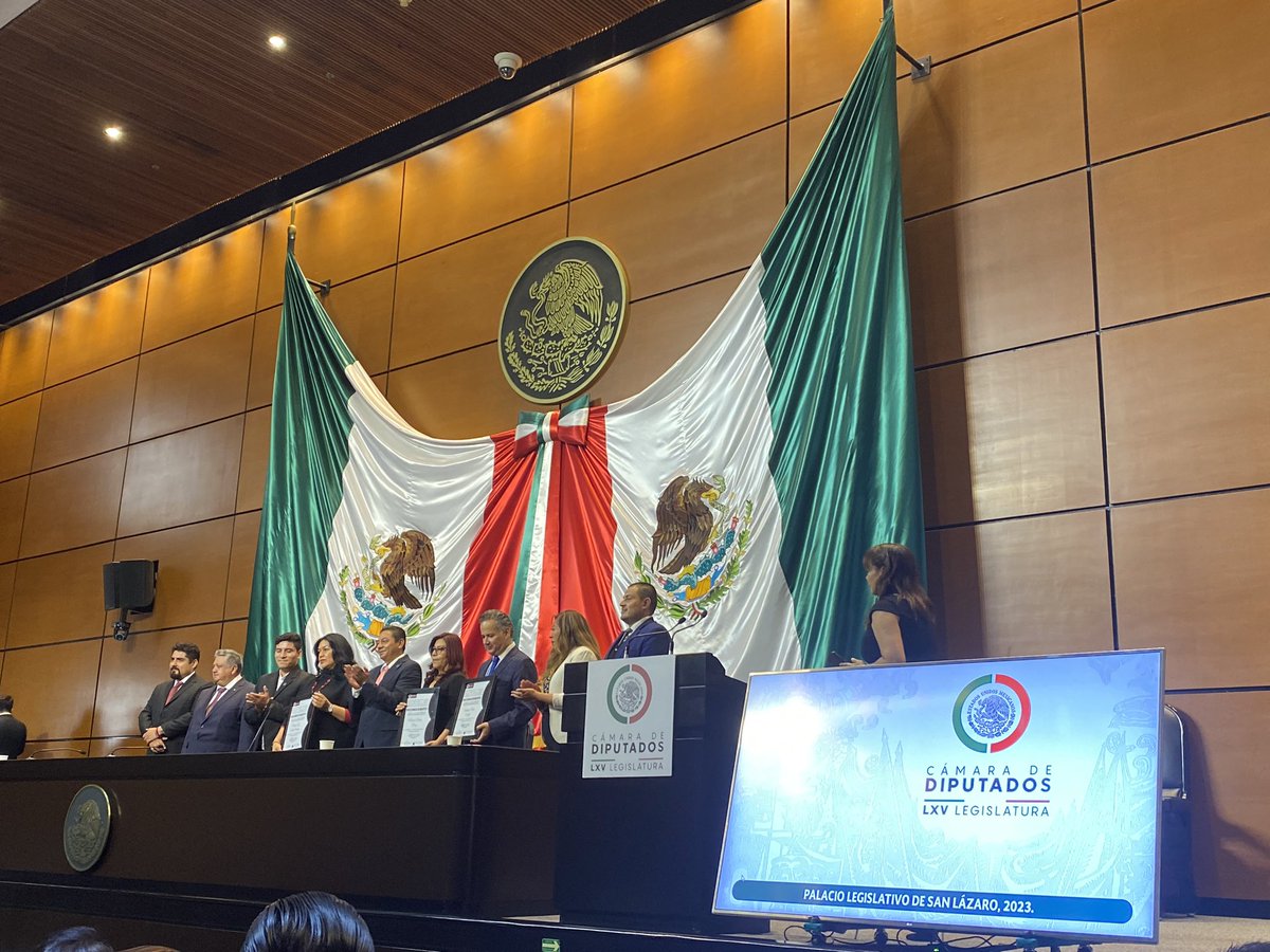 MarielDLabra1's tweet photo. #Hoy @SNietoCastillo recibió un #reconocimiento por su distinguida labor en la construcción del #EstadodeDerecho. Sin duda alguna es un gran jurista que con acciones ha #transformado el país desde los diferentes ámbitos en los que ha trabajado; además, una excelente persona. https://t.co/8zipgyQc8K