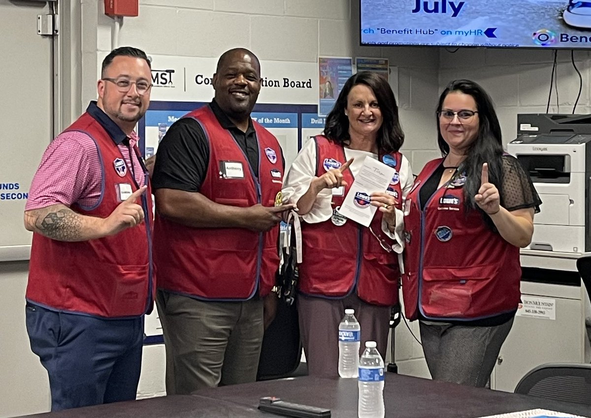 1177Lowes's tweet photo. Awesome visit today with @Anthony_Battle1 celebrating our team #1177heretowin @BellAnyae https://t.co/iim3fcb9Zn