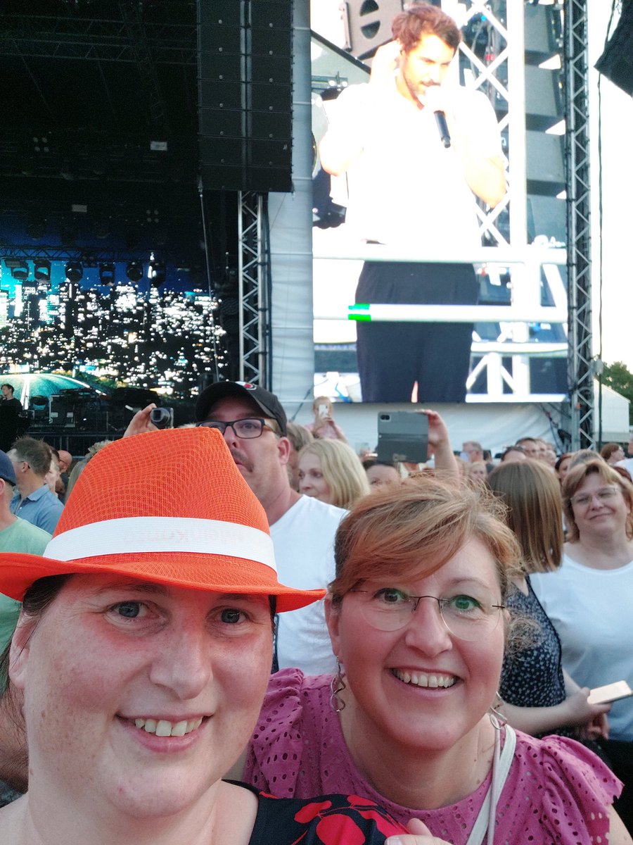 Trashinator1A's tweet photo. #RenatesKonzerte
Heute #MaxGiesinger
Das Konzert war toll, Max ist sehr sympathisch und hat gerockt!
Er ist sogar ins Publikum gegangen und stand dann neben mir 😀🤩 https://t.co/nOfChWQj6O