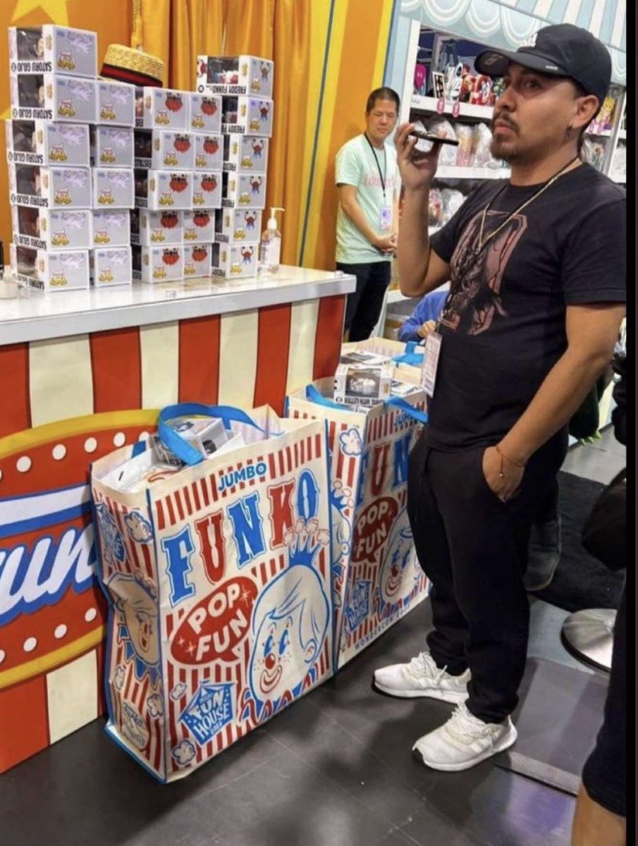 hellofunko's tweet photo. Confirmation: Funkoslayer &amp; Funko9er_onthechase &amp; their lackies will be at every part of the Fun on the Run Tour. They were 1st in line in Tennessee &amp; yes, slayer is the 1 bent over right behind the red hat guy in Chance’s photo.
The Hollywood, Wondercon &amp; Arizona swipers 🙃 https://t.co/iZwncij2Qp