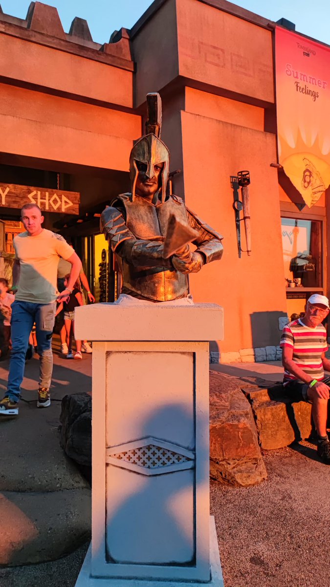 toverland's tweet photo. Een avond vol nooit eerder vertoond entertainment en het vernieuwde Avalon bij zonsondergang! 🌅  De Magic Member Night was weer magisch! 🤩 #Toverland https://t.co/Bcye8HPxGp