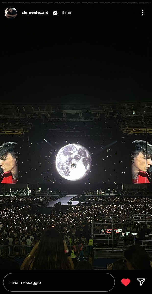 spacelolloo's tweet photo. C'è chi riempie l'Olimpico a metà e chi vola sopra la folla in delirio a 6 metri di altezza...
Attenzione, il principe degli stadi è arrivato in città. https://t.co/rB4X2Z5Xzy