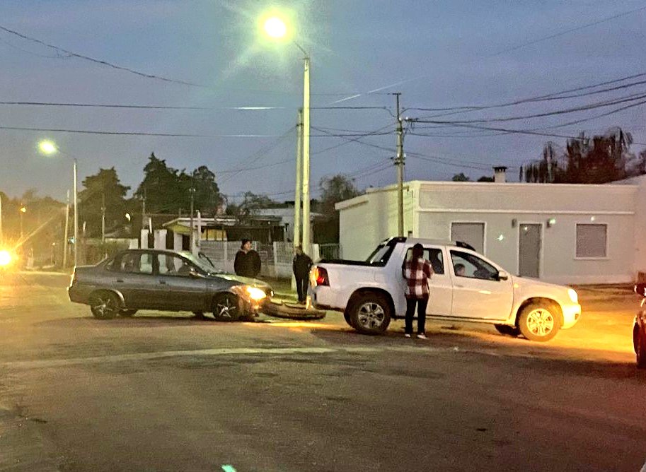 Se registró accidente en Andresito y Roger Ballet entre auto y camioneta.