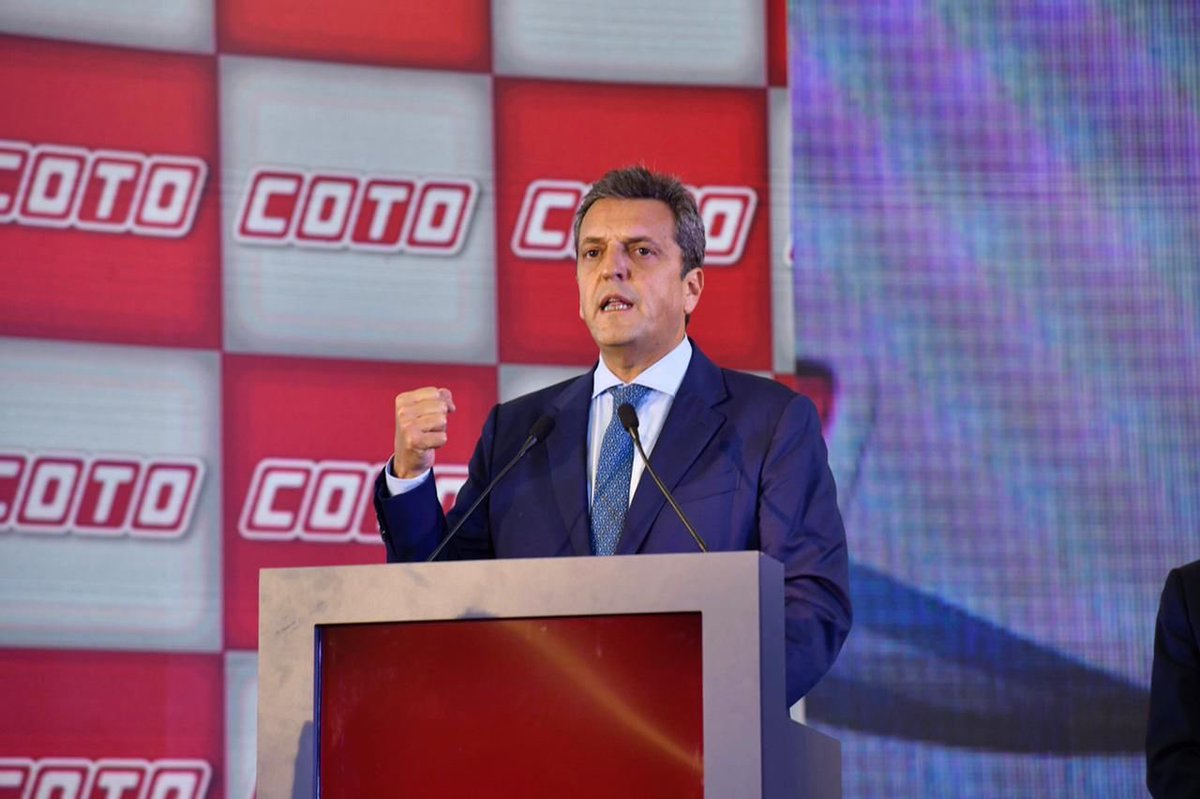 jesusescobarnqn's tweet photo. Massa dijo “no les tengo miedo a los empresarios parásitos del Estado” y los culpó del paro de colectivos. 
¿Recién se entera de esas conductas empresarias? Falso, si los que forman los precios de los alimentos hacen lo mismo y él mira para otro lado.
#EnLaVeredaDeEnfrenteDeMassa https://t.co/nzVA0AxJJL