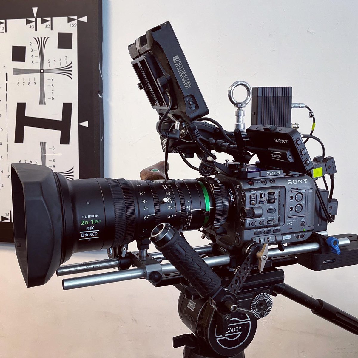 🎥🤖😂 Prueba de cámara pasada por el filtro ia de @ferminvissio 

#SonyFX6 #Fujinon20120 #SmallHD #Tilta #Teradek #FlyCam #camaras #cameras #camara #camera #backstage #set #setlife #cinematographer #cinematography #direcciondefotografi #dop