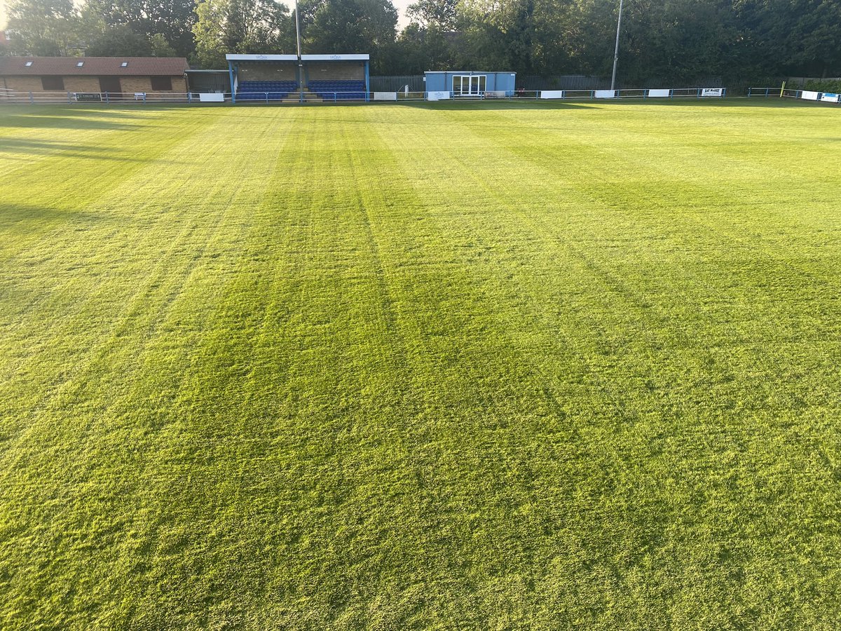 grasslad's tweet photo. Friday night cut with the rotary and 💦 💦 just trying to achieve the best I can. 5 nights a week for the last few weeks, so much to do and not enough time, always wanting more and feel like I’m never happy ! #underpreasure #demand #graftinghard #groundsamnlife #fyp https://t.co/anAb9hUz9Y