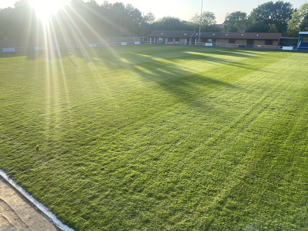 grasslad's tweet photo. Friday night cut with the rotary and 💦 💦 just trying to achieve the best I can. 5 nights a week for the last few weeks, so much to do and not enough time, always wanting more and feel like I’m never happy ! #underpreasure #demand #graftinghard #groundsamnlife #fyp https://t.co/anAb9hUz9Y