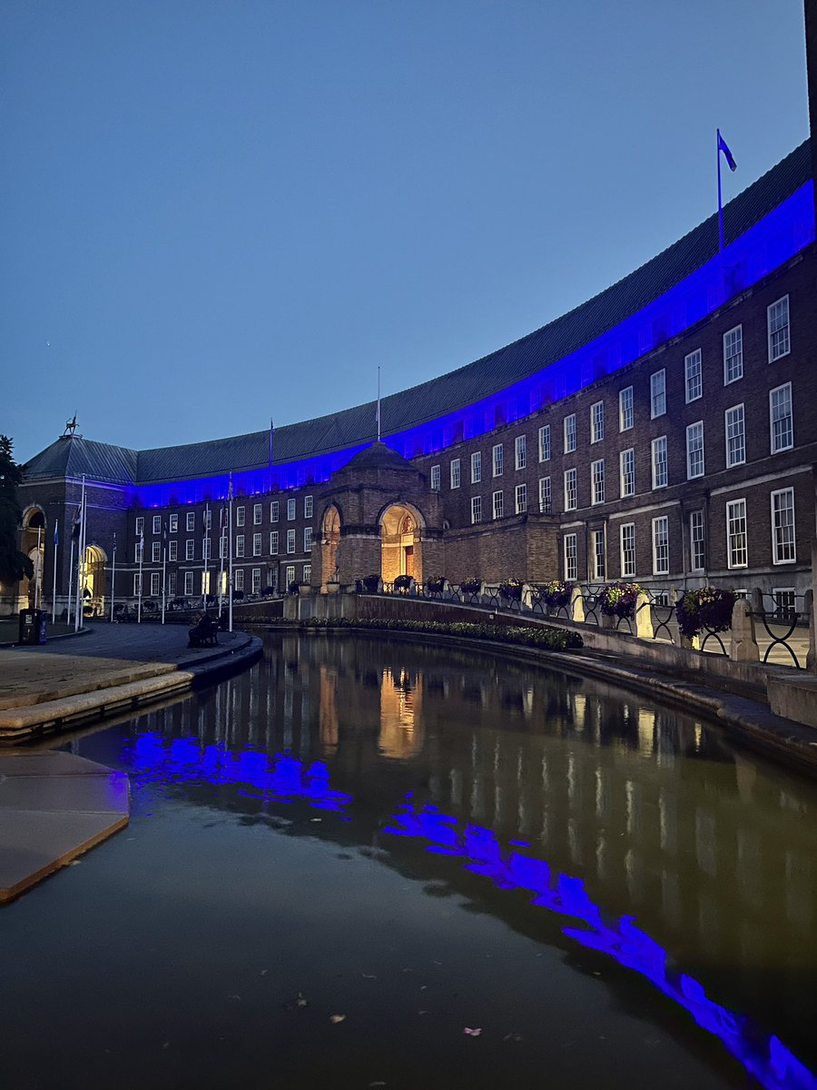 Thanks so much @BristolCouncil & @MarvinJRees for showing your support for #GoBlueForMeso. It's such a crucial campaign highlighting the dangers of asbestos & the need to eradicate it from our public buildings. Doesn't City Hall in #Bristol look beautiful? #ActionMeso #AMD2023