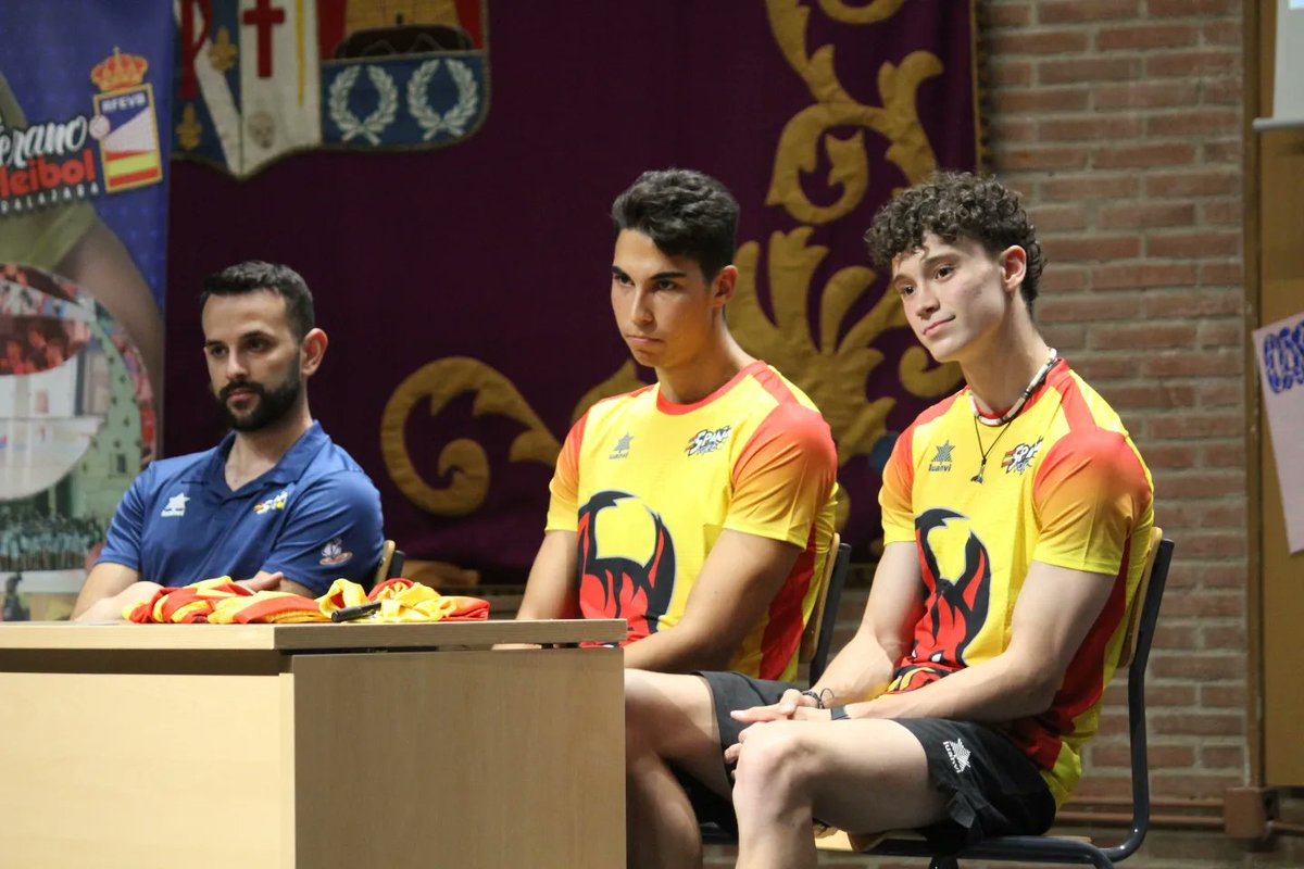CampusRFEVB's tweet photo. ✨ Hoy nos han visitado Roi Losada ( @roilosada_8 ) y Carlos Nieves ( @caarlos_v11 ).
🎤 Esta visita ha sido muy especial puesto que fueron campuseros durante varios años y ahora pertenecen a la selección española sub-21.
#CampusRFEVB https://t.co/7FARxIN0Hi