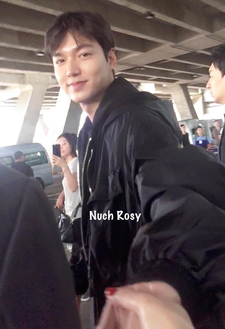 amorelmh's tweet photo. him looking at my camera like this when 🥺
his sweet gaze 🌸💖💖 https://t.co/JiQmsDGgW4