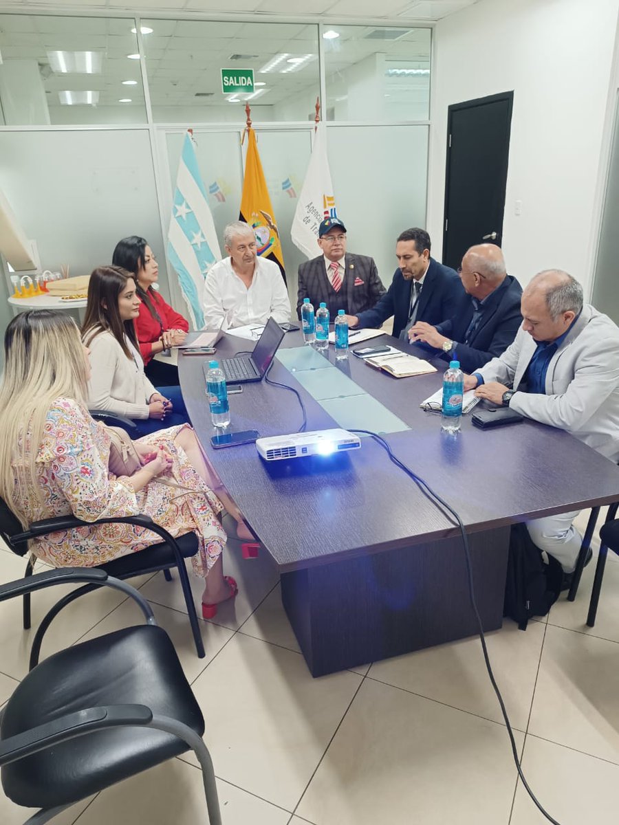 argandona_v's tweet photo. Mesa de trabajo con técnicos de #ANTMatriz, junto a Directores Provinciales de Guayas, El Oro, Los Ríos, Manab��, Santo Domingo y Santa Elena, a fin de tratar temas referentes a una mejor agilidad de procesos y atención con los usuarios. @ANT_ECUADOR @ErnestoVarasVal @CesarRohon https://t.co/9qa5sODFZP