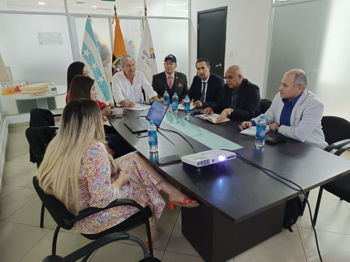argandona_v's tweet photo. Mesa de trabajo con técnicos de #ANTMatriz, junto a Directores Provinciales de Guayas, El Oro, Los Ríos, Manab��, Santo Domingo y Santa Elena, a fin de tratar temas referentes a una mejor agilidad de procesos y atención con los usuarios. @ANT_ECUADOR @ErnestoVarasVal @CesarRohon https://t.co/9qa5sODFZP