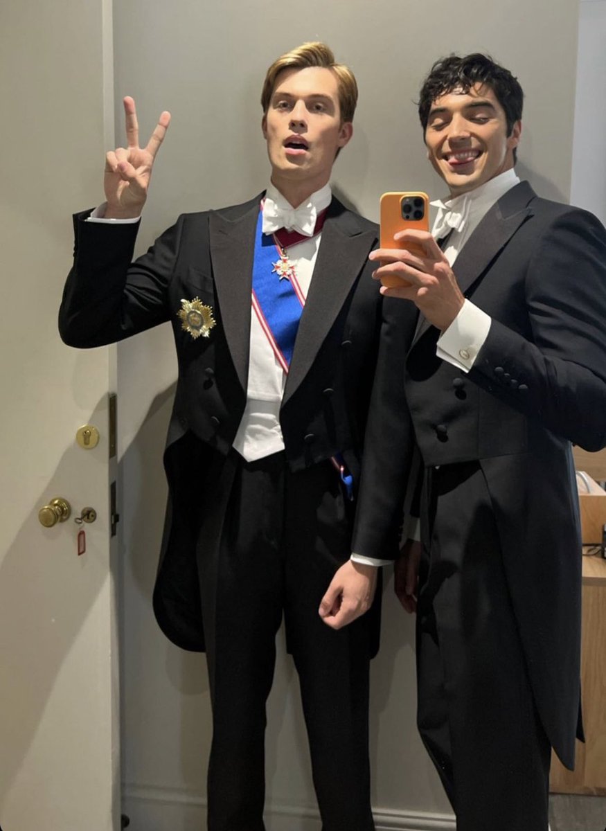 PrimeVideoBR's tweet photo. a química q o Nicholas Galitzine e o Taylor Zakhar tem em Vermelho, Branco e Sangue Azul é o motivo da minha serotonina 🛐🥵 https://t.co/s2HBFoAMcJ