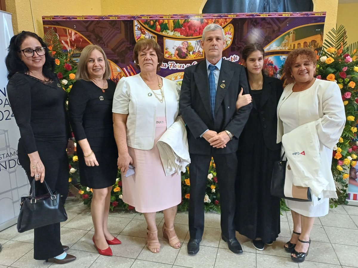bmcnebaj's tweet photo. Recibe la Brigada Médica Cubana en Guatemala el "Galardón Rosa de Oro" por su destacado trabajo en la atención y bienestar a la población guatemalteca. 🇨🇺🇬🇹
¡¡ Muchas Felicidades !! https://t.co/Lhb0tlMLsj