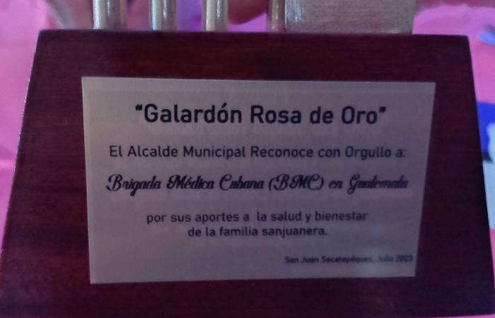 Recibe la Brigada Médica Cubana en Guatemala el "Galardón Rosa de Oro" por su destacado trabajo en la atención y bienestar a la población guatemalteca. 🇨🇺🇬🇹
¡¡ Muchas Felicidades !!