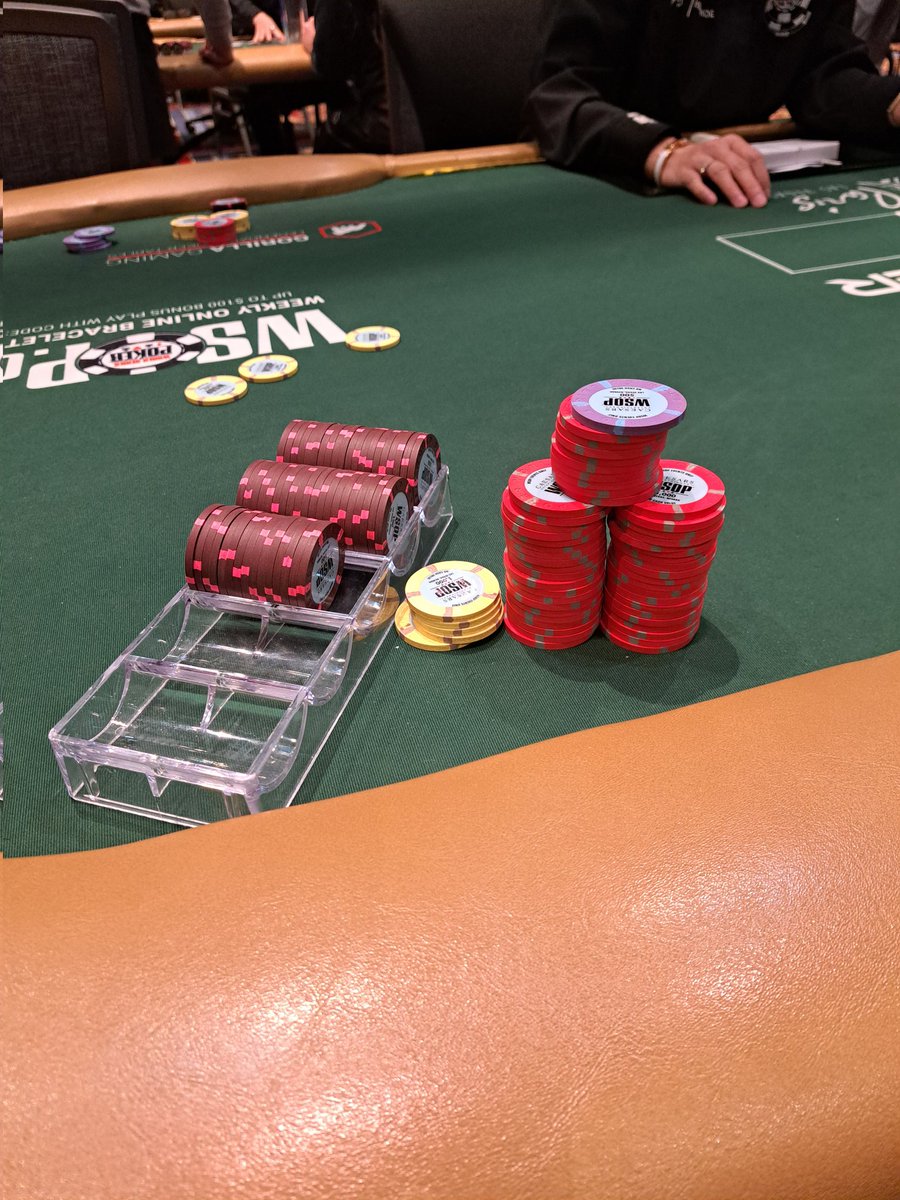WPOKER7's tweet photo. WSOP メインで盛り上がってる中、777でほそぼそとテーブルチップリに、、Day2月曜。今夜のホテル取ってなく、どうしようかなと、、
。 https://t.co/3cydMp5wsc