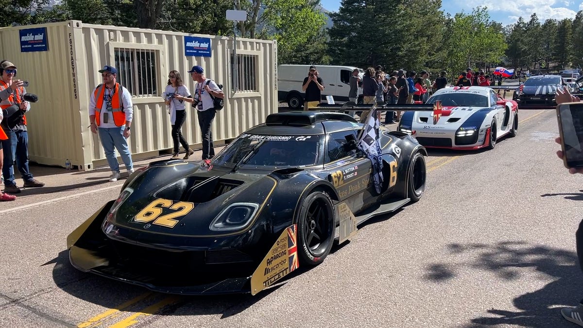 Jalopnik's tweet photo. Relive The 2023 Pikes Peak Hill Climb Parade https://t.co/pxueBLy9rD https://t.co/SWkgjtCBD4
