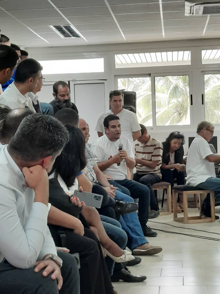 Participamos junto a nuestro Presidente <a href="/DiazCanelB/">Miguel Díaz-Canel Bermúdez</a>, en encuentro con los jóvenes del sistema  <a href="/MINCOMCuba/">Ministerio de Comunicaciones Cuba</a>. Excelente intercambio, lleno de compromiso, transparencia y deseos de avanzar en la #TransformaciónDigital #VamosPorMás