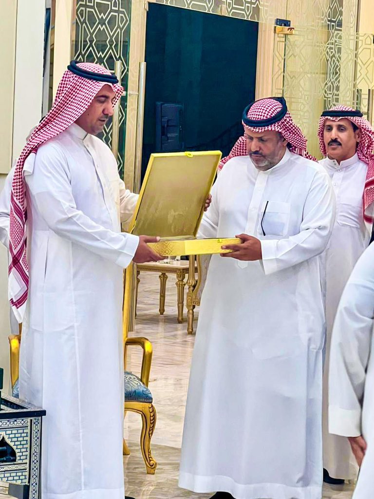 Al_mli7i's tweet photo. تكريم الرفيق المطلق / 
عبدالله بن مسفر آل صلميع 
من قبل شيخ القبيلة / 
عبدالرحمن بن محمد آل برمان 
في حفل زواج الأخ الغالي / 
محمد بن سيف آل برمان 
متمنين للجميع السعاده والفرح ،،، https://t.co/1NvsxzFHjU