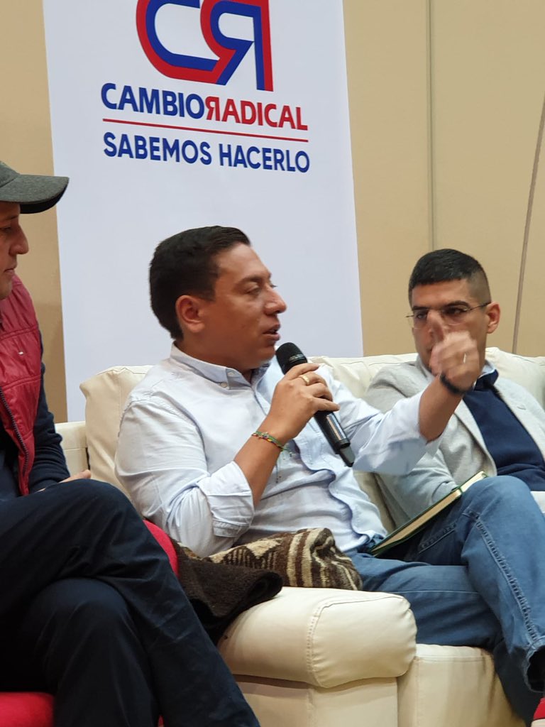 MateoCentenoA's tweet photo. Lo que hace @CarlosAmayaR con el @PartidoVerdeCoL es realmente una vergüenza, hoy se une con Cambio Radical en su afán por perpetuarse en el poder.
¿Donde quedó el no todo vale?
¿En que coincidimos con el partido de Vargas Lleras?
NO MÁS SILENCIO 📢🌻 https://t.co/osLPGK12YZ