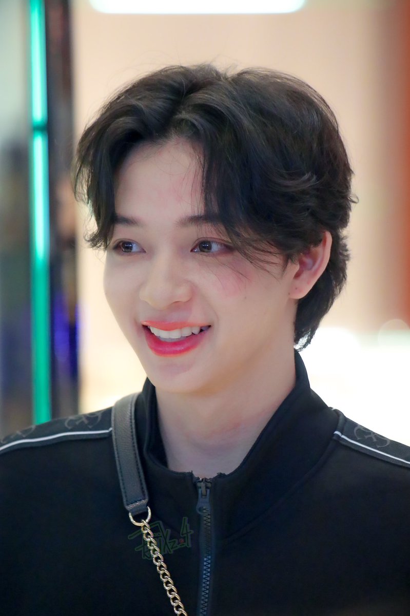 TaiiXz_4's tweet photo. 📅 7/7/66 
🏢Guessn opening 
📍Central Westgate 
แค่ยิ้มโลกก็ฝดใฝ 🌈🍀🌻☀️🥰
#บาสเด็กอ้วนที่แท้จริง
#GUESSNewStoreOpening
#CentralWestgate
#GUESSNewStoreOpeningxBas https://t.co/35AEJ1ENUG