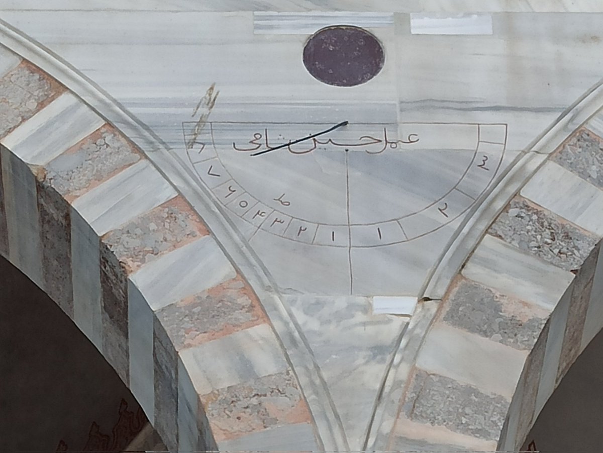 Sultanahmet Camii'nin revaklı avlusundaki güneş saati. Temmuz 2023.