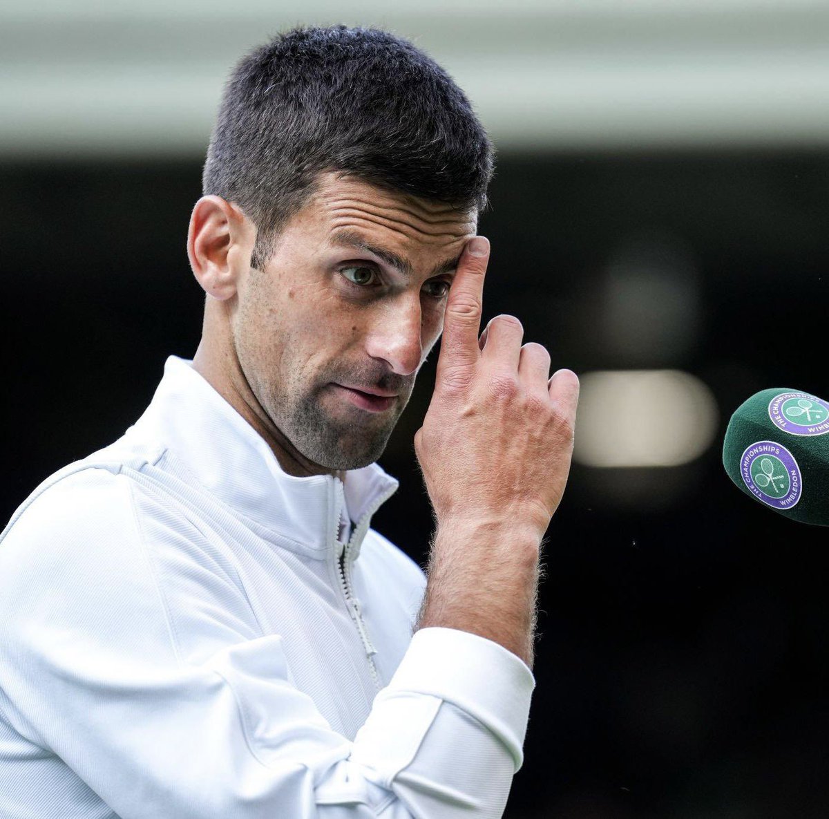 TheTennisLetter's tweet photo. Novak Djokovic after beating Stan Wawrinka:

“First I want to say it’s amazing what Stan is going at his age after several surgeries.”

Crowd makes a noise

“What’s the problem? We’re 2 old guys.. I respect Stan a lot as a player &amp; love him as a person. I wish him all the best” https://t.co/GGiy1l3mRb